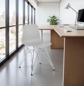 Chaise design 'Sländak Silver' blanche avec 4 pieds en métal chromé