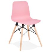 Chaise scandinave design 'Sländak Woody' rose avec 4 pieds en bois naturel et métal noir