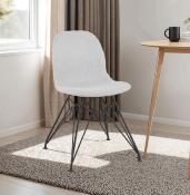 Chaise design 'Norsk Black' en tissu gris clair 4 pieds en métal noir