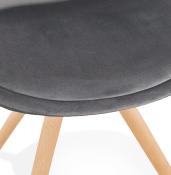 Chaise design 'Firenza' en velours grise avec 4 pieds en bois naturel