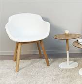 Chaise design à accoudoirs 'MAJESTY' en tissu bouclé blanc et 4 pieds en bois naturel