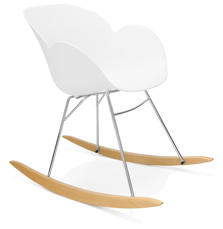 Chaise à bascule design scandinave à accoudoirs 'Gungstöl' blanche pieds en bois et métal chromé