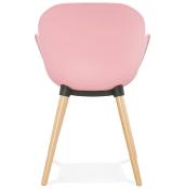 Chaise design scandinave à accoudoirs 'Lotusträ' rose avec 4 pieds en bois naturel