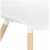 Chaise design de style scandinave 'GUTT' blanche avec 4 pieds en bois naturel