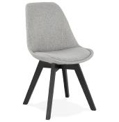 Chaise design  'Blackstad' en tissu gris clair avec 4 pieds en bois noir