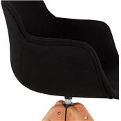Chaise design de style scandinave à accoudoirs 'VOGAN' en tissu noir avec 4 pieds en bois naturel