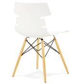 Chaise scandinave design 'Sjöbo' blanche avec 4 pieds en bois naturel et métal noir