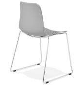 Chaise design empilable 'Style' grise avec pieds tréteaux en métal chromé