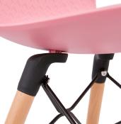 Chaise scandinave design 'Sländak Woody' rose avec 4 pieds en bois naturel et métal noir