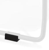 Chaise design empilable 'Teknik White' en tissu gris clair pieds tréteaux en métal blanc