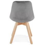 	Chaise design 'Milano' en velours grise avec 4 pieds en bois naturel