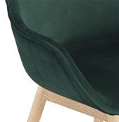 Chaise design à accoudoirs 'MAJESTY' en velours vert et 4 pieds en bois naturel