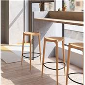 Tabouret de bar scandinave 'DRYCK' avec assise et pieds en frêne naturel repose pieds en métal noir
