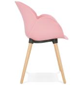 Chaise design scandinave à accoudoirs 'Lotusträ' rose avec 4 pieds en bois naturel