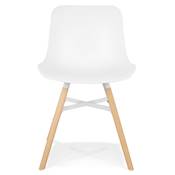 Chaise design de style scandinave 'GUTT' blanche avec 4 pieds en bois naturel