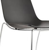 Chaise design empilable 'Slända' noire pieds tréteaux en métal chromé