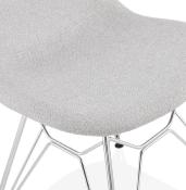 Chaise design 'Norsk Silver' en tissu gris clair 4 pieds en métal chromé