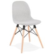 Chaise scandinave design 'Norsk Wood' en tissu gris clair avec 4 pieds en bois et mtal noir