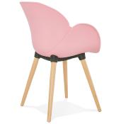 Chaise design scandinave à accoudoirs 'Lotusträ' rose avec 4 pieds en bois naturel