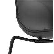 Chaise design empilable 'Teknik Black' noire pieds tréteaux en métal noir