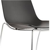 Chaise design empilable 'Slända' noire pieds tréteaux en métal chromé