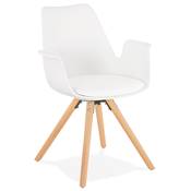 Chaise scandinave design à accoudoirs 'KUNG' blanche avec 4 pieds en bois naturel