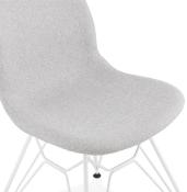 Chaise design 'Norsk White' en tissu gris clair 4 pieds en métal blanc