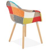 Chaise design scandinave à accoudoirs 'Kolor' en tissu patchwork avec 4 pieds en bois naturel