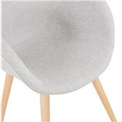 Chaise design scandinave à accoudoirs 'LOTUSTRÄ' en tissu gris claire avec 4 pieds en bois naturel