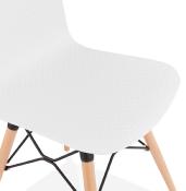 Chaise scandinave design 'Sländak Woody' blanche avec 4 pieds en bois naturel et métal noir