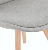 Chaise scandinave design 'Halmstad' en tissu gris clair avec 4 pieds en bois naturel
