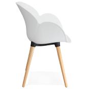 Chaise design scandinave à accoudoirs 'Lotusträ' blanche avec 4 pieds en bois naturel