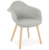 Chaise design scandinave à accoudoirs 'Kolor' en tissu gris avec 4 pieds en bois naturel