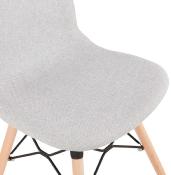 Chaise scandinave design 'Norsk Wood' en tissu gris clair avec 4 pieds en bois et métal noir