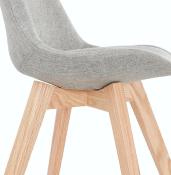 Chaise scandinave design 'Halmstad' en tissu gris clair avec 4 pieds en bois naturel