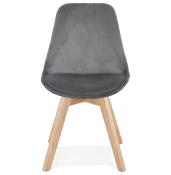 	Chaise design 'Milano' en velours grise avec 4 pieds en bois naturel