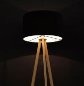Lampadaire trépied scandinave 'Stätiv' abat-jour en tissu noir 3 pieds en bois naturel