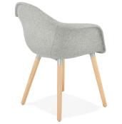 Chaise design scandinave à accoudoirs 'Kolor' en tissu gris avec 4 pieds en bois naturel