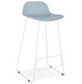 Tabouret de bar design 'Steel' bleu pieds tréteaux et repose pieds en métal blanc et dossier bas