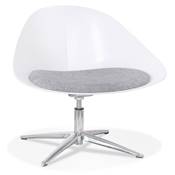 Chaise lounge design de style moderne 'MOON' blanche avec assise en tissu gris pieds en métal