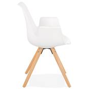 Chaise scandinave design à accoudoirs 'KUNG' blanche avec 4 pieds en bois naturel