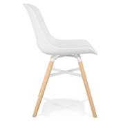 Chaise design de style scandinave 'GUTT' blanche avec 4 pieds en bois naturel