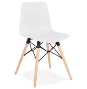 Chaise scandinave design 'Slndak Woody' blanche avec 4 pieds en bois naturel et mtal noir