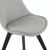 Chaise design  'Blackstad' en tissu gris clair avec 4 pieds en bois noir