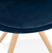 Chaise design 'Firenza' en velours bleue avec 4 pieds en bois naturel