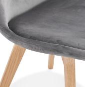 	Chaise design 'Milano' en velours grise avec 4 pieds en bois naturel