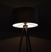 Lampadaire trépied scandinave 'Stätiv' abat-jour en tissu noir 3 pieds en métal noir