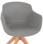 Chaise design de style scandinave à accoudoirs 'VOGAN' en tissu gris avec 4 pieds en bois naturel