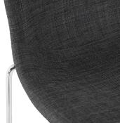 Tabouret de bar empilable design 'Verk' en tissu gris foncé avec 4 pieds en métal chromé et dossier haut