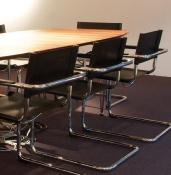 Chaise design à accoudoirs pour bureau ou salle de réunion 'STANDARD' noire pieds en métal chromé